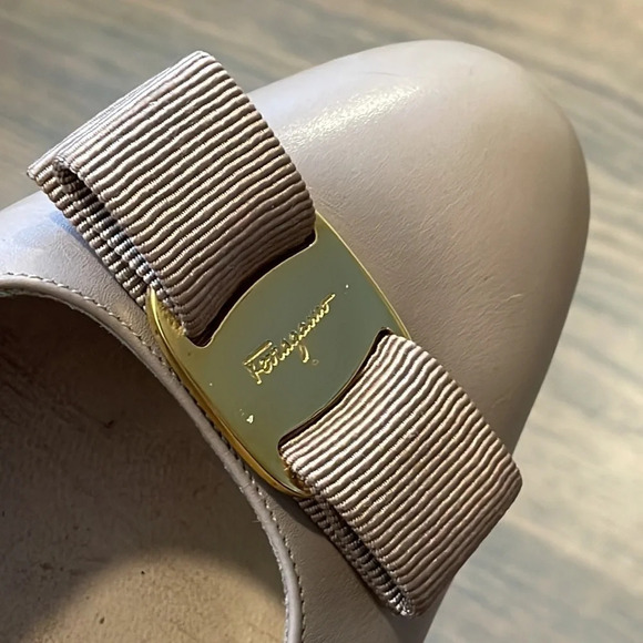 Salvatore Ferragamo Vara Bow Leather Pumps size 11 - Picture 8 of 13